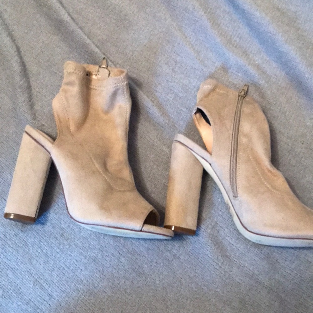 Tan pumps - Picture 2 of 3
